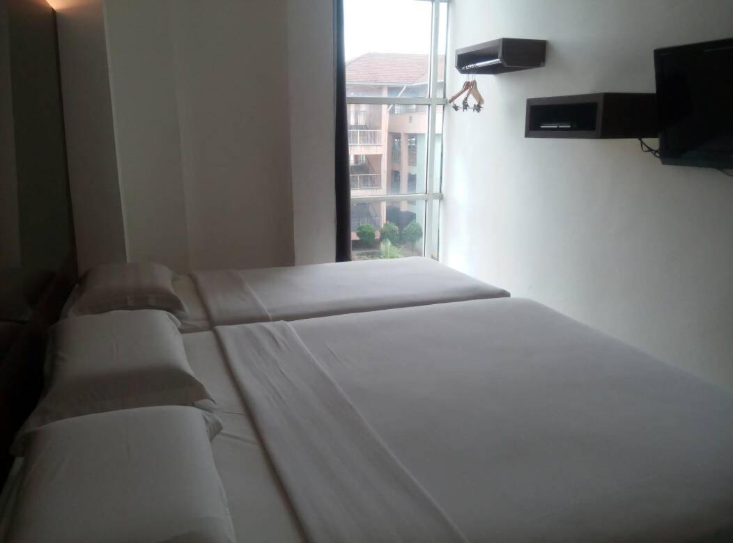 Dream Hotel 23/36