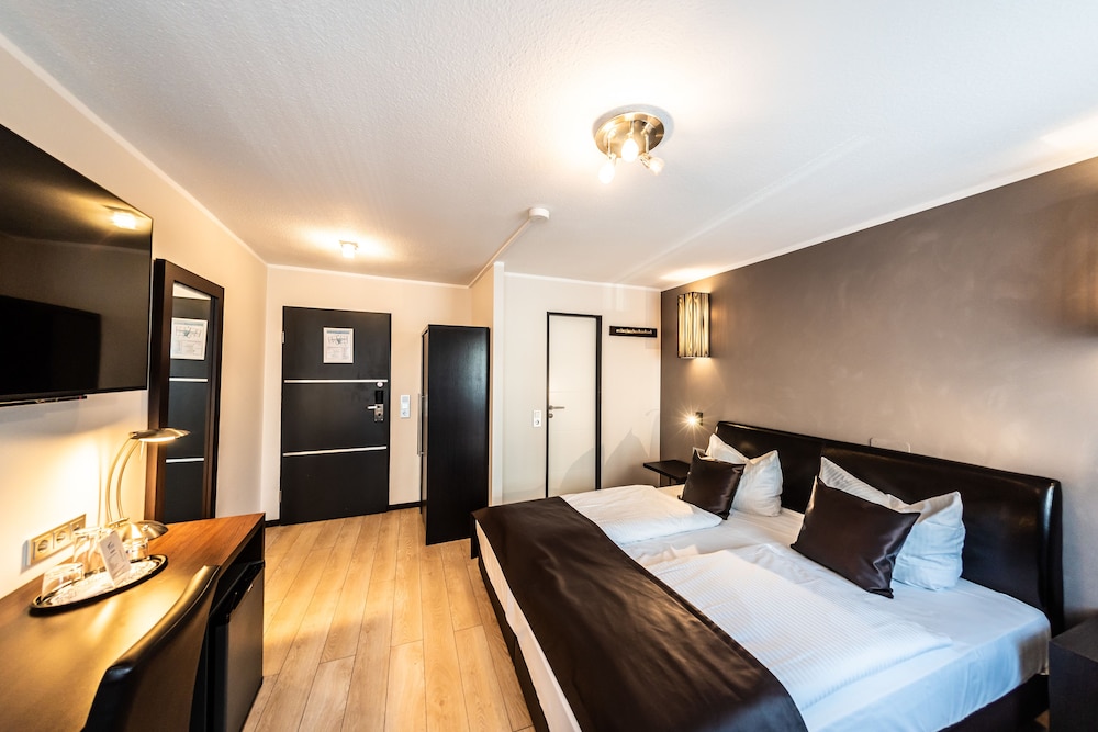 ROOM, DOUBLE BED