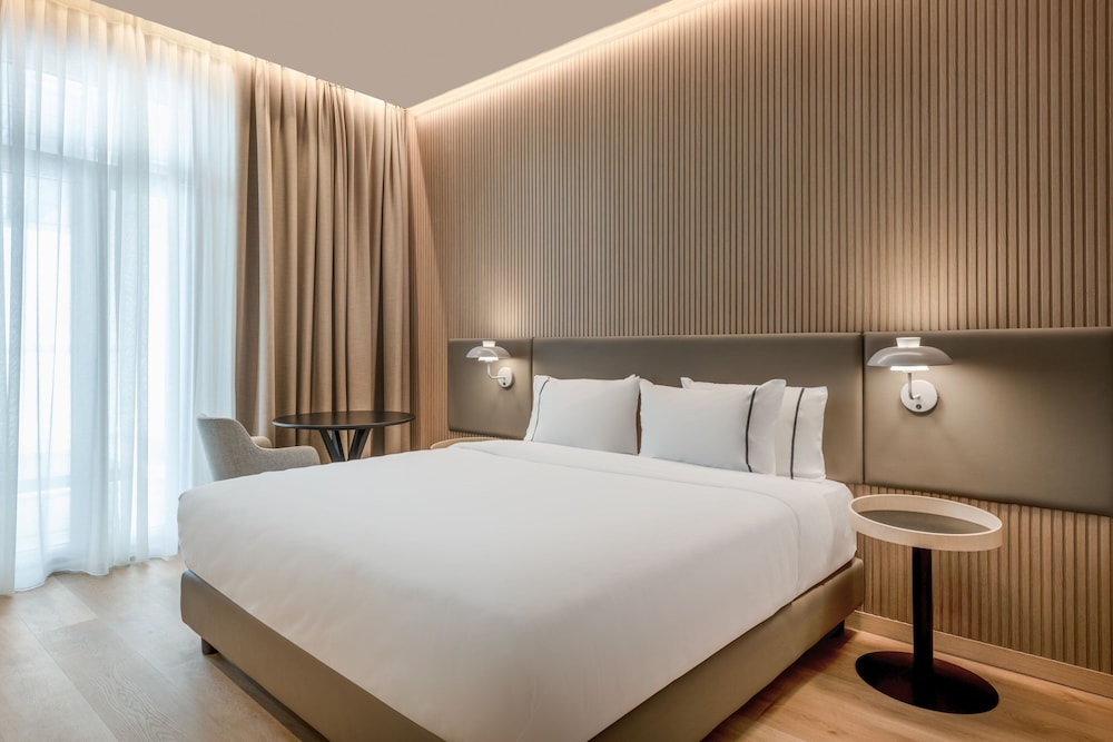 DELUXE, QUEEN BED