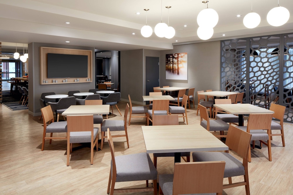 Fairfield Inn Suites Montreal Airport 24/30