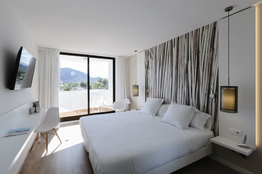 SUPERIOR, DOUBLE OR TWIN BED, POOL VIEW, BALCONY