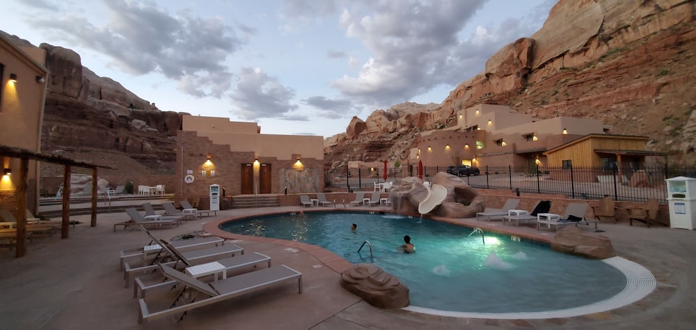 Bluff Dwellings Resort 5/67