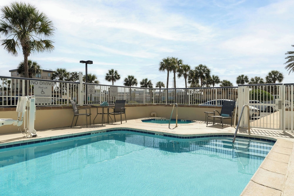 Fairfield Inn and Suites Jacksonville Beach 30/54
