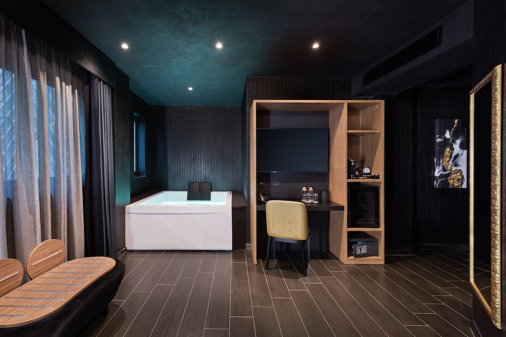 H Hotel Adults Only 33/68
