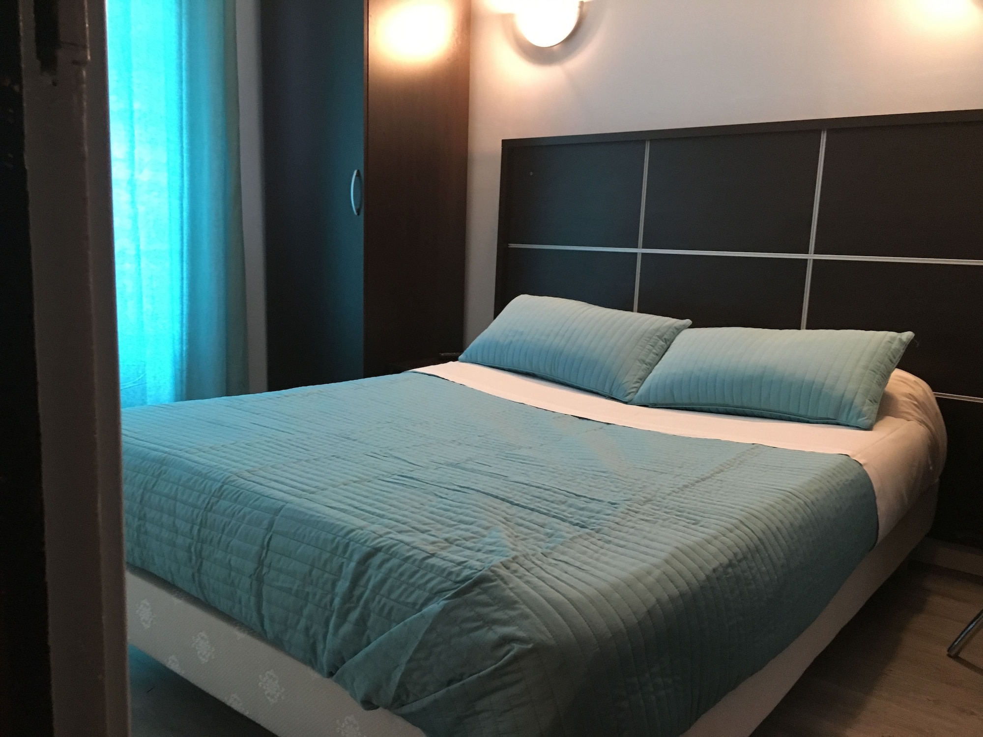 ROOM, DOUBLE BED