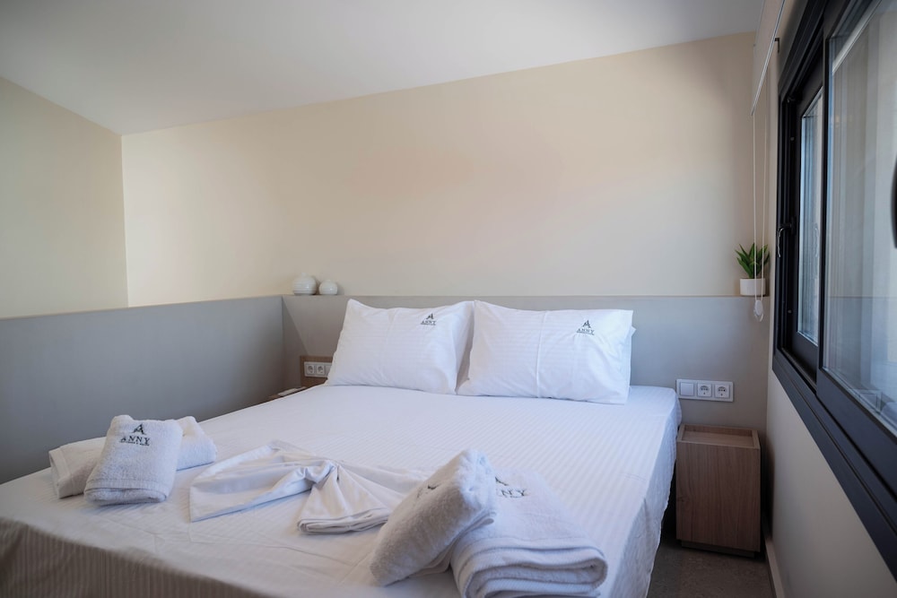 Hideaway, Suite, Queen Bed, Sofa, Hot Tub