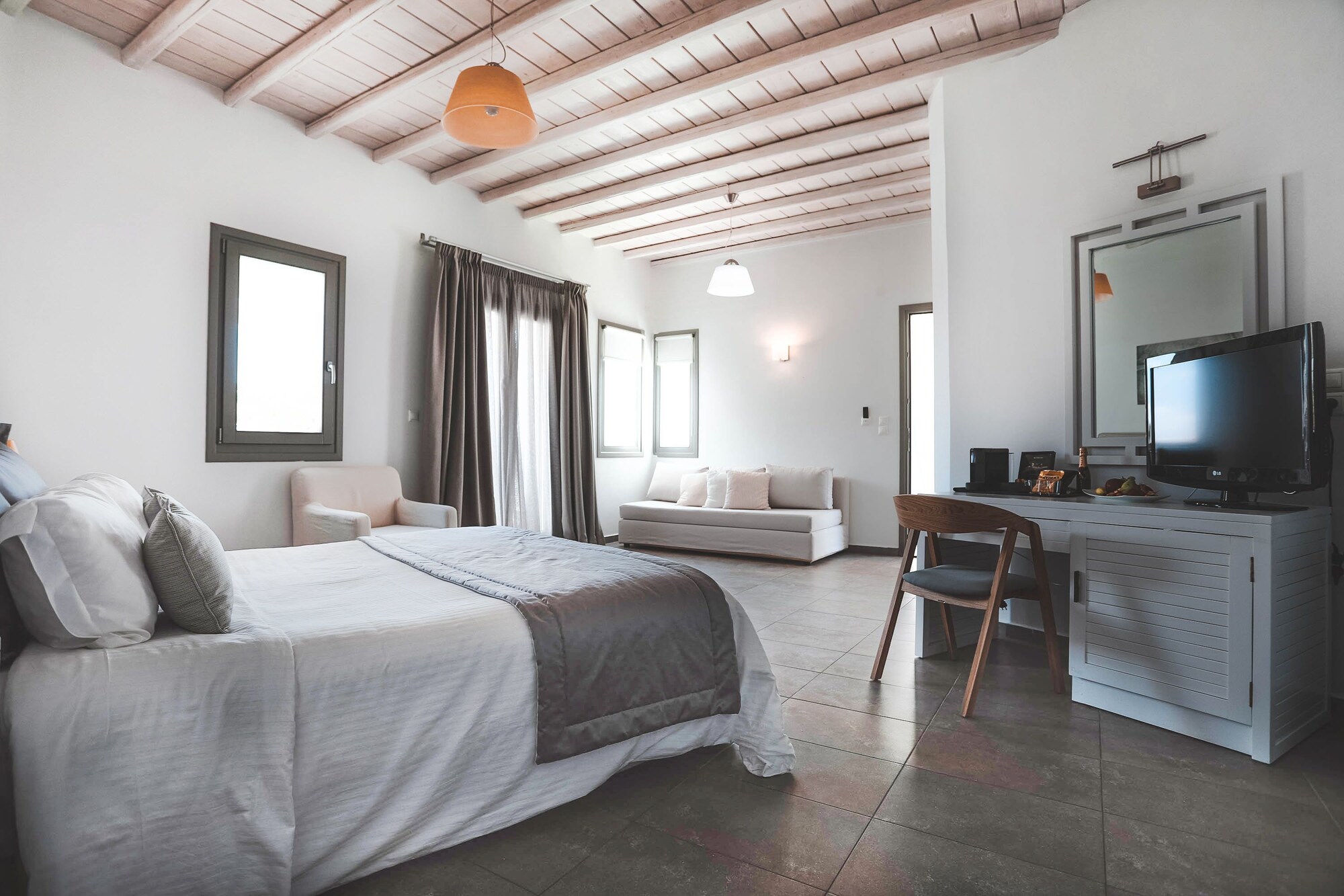 COZY, POOL, SUITE, QUEEN BED, SOFA