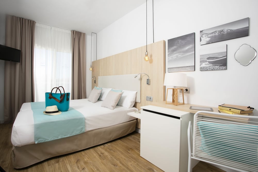غرفة بثلاثة أسرّة بإطلالة على البحر بشرفة مع سرير إضافي، Monterrey Hotel 5/10