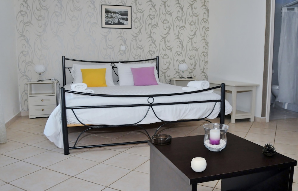 Kastro Hotel 8/25