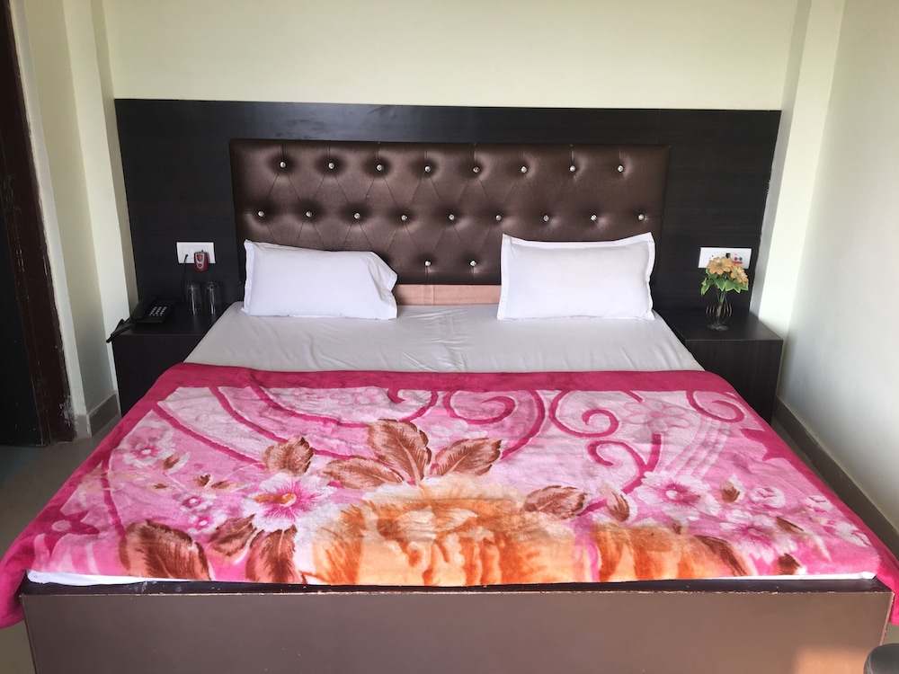 Hotel Mangalam Palace 10/17