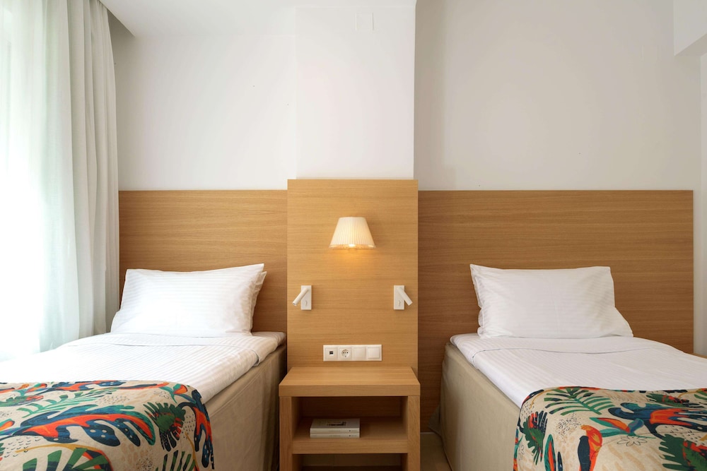 غرفة ديلوكس عائلية بسرير كينج وسريرين منفصلين بغرفتي نوم، High Beach Resort & Spa 4/10