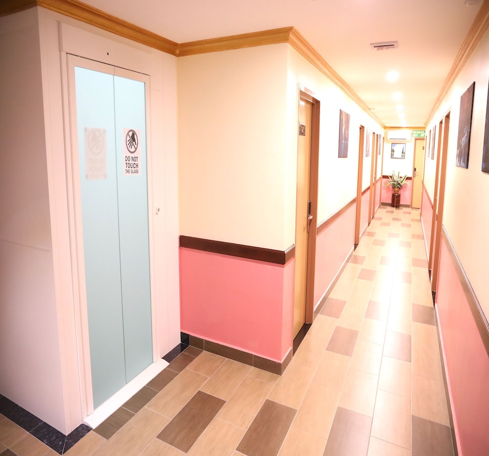Capital O 90897 Island City Hotel 17/50