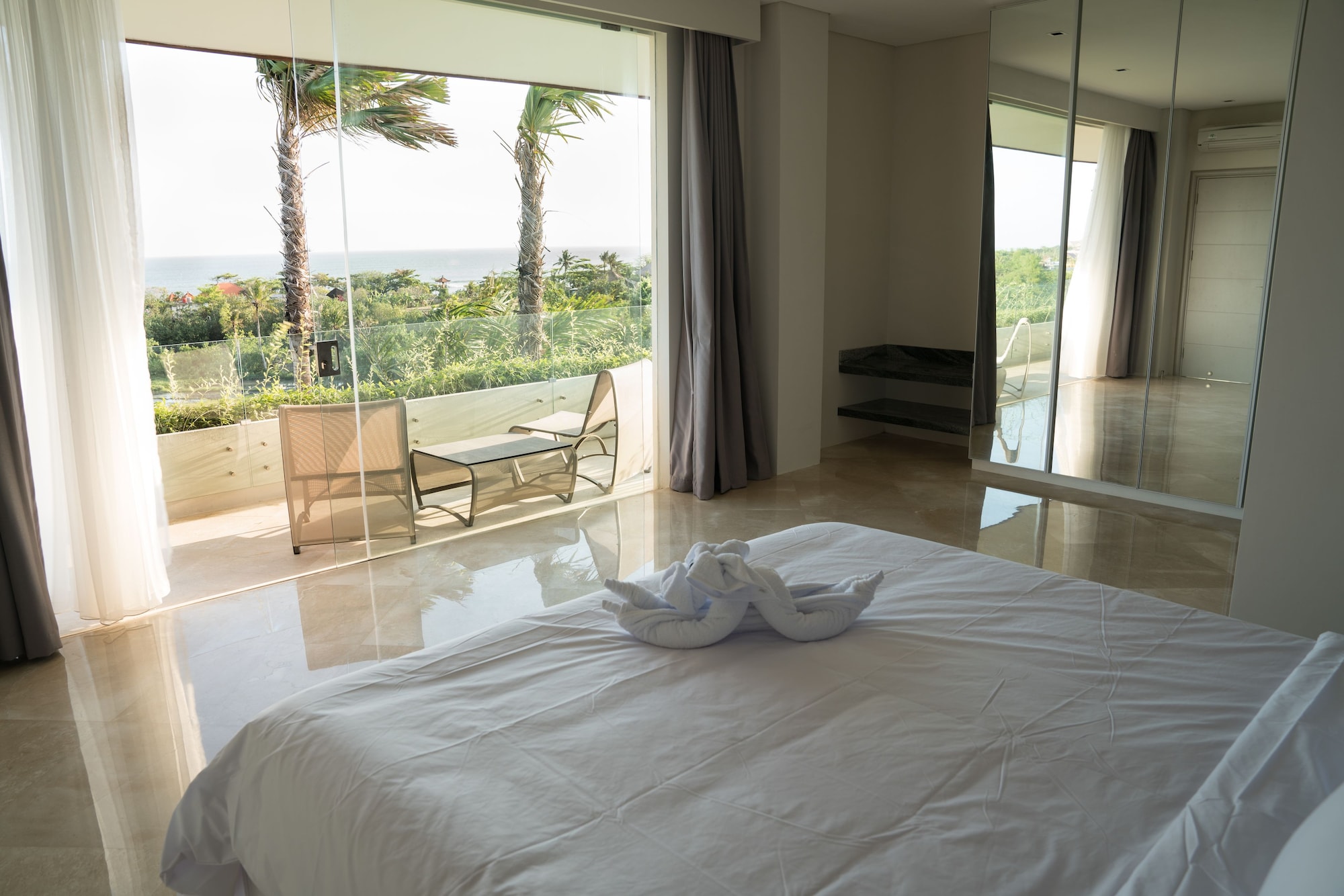 2 Bedrooms, 2 Double Beds, Side Ocean View