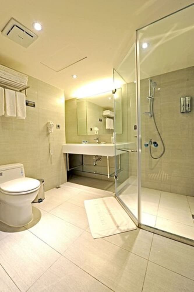 INTERNATIONAL CITIZEN HOTEL 23/26