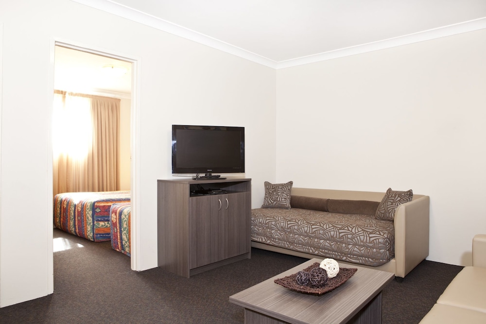 NARELLAN MOTOR INN 41/54