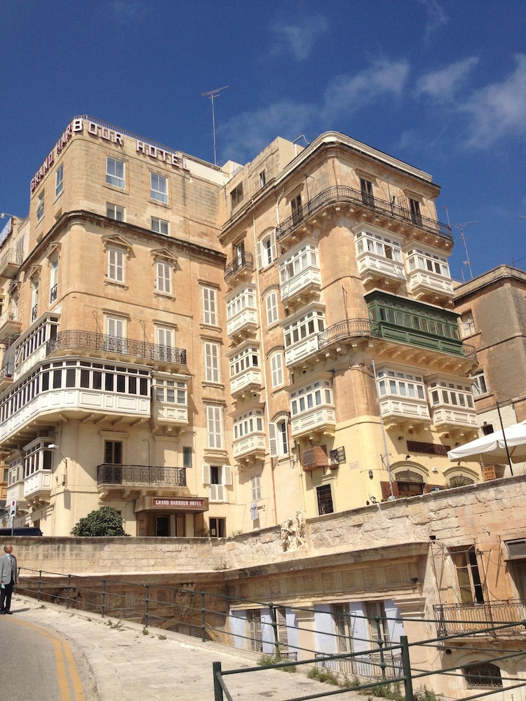 Grand Harbour Hotel 4/45