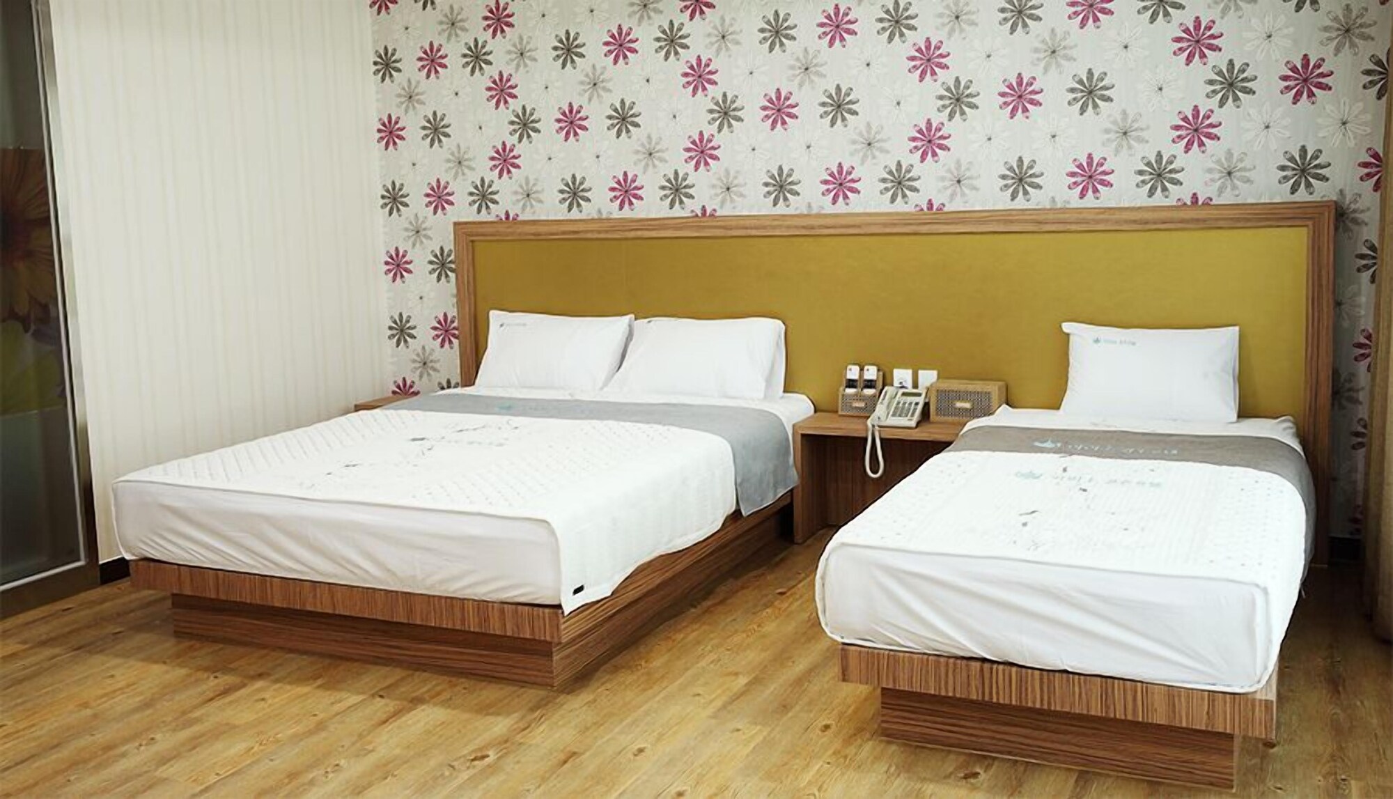 ROOM, TRIPLE, MULTIPLE BEDS