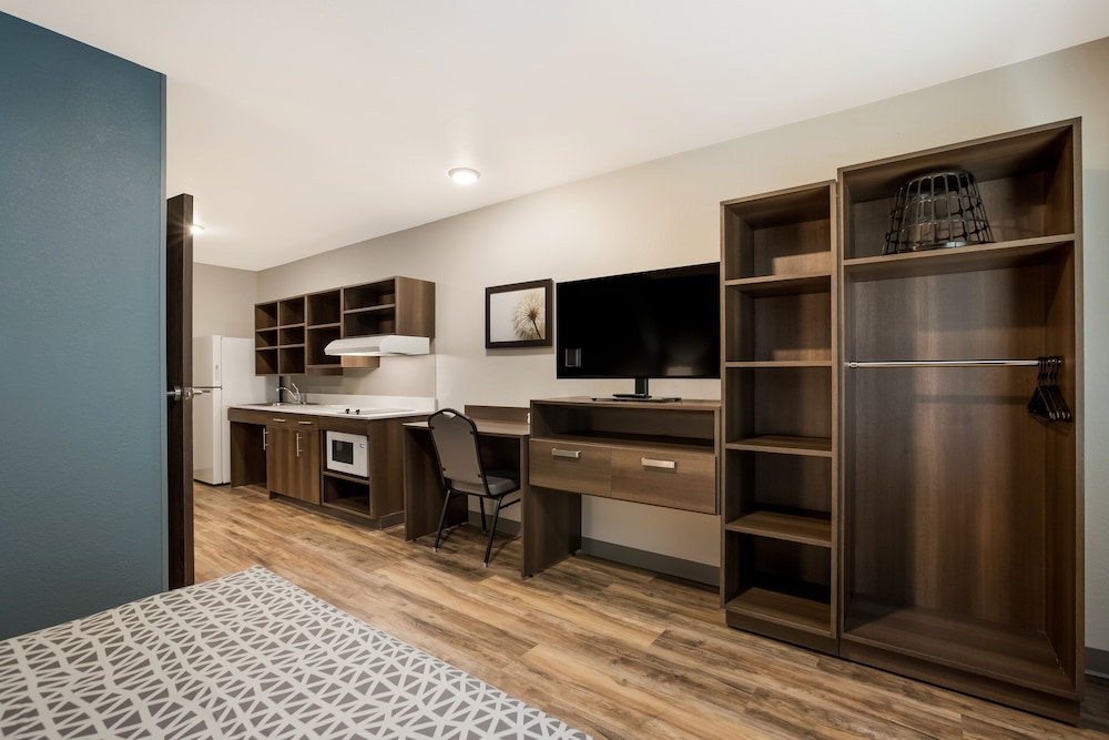 WoodSpring Suites Corona 18/23