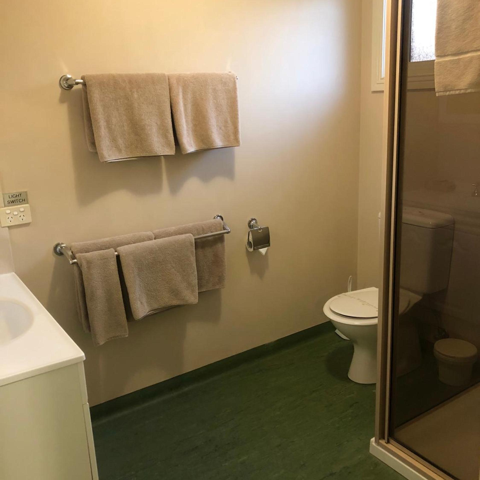 SHEFFIELD MOTOR INN 38/43
