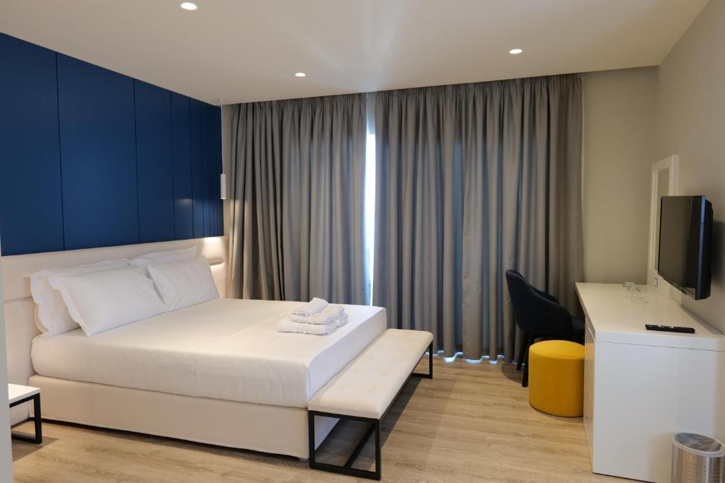 suite, balcony