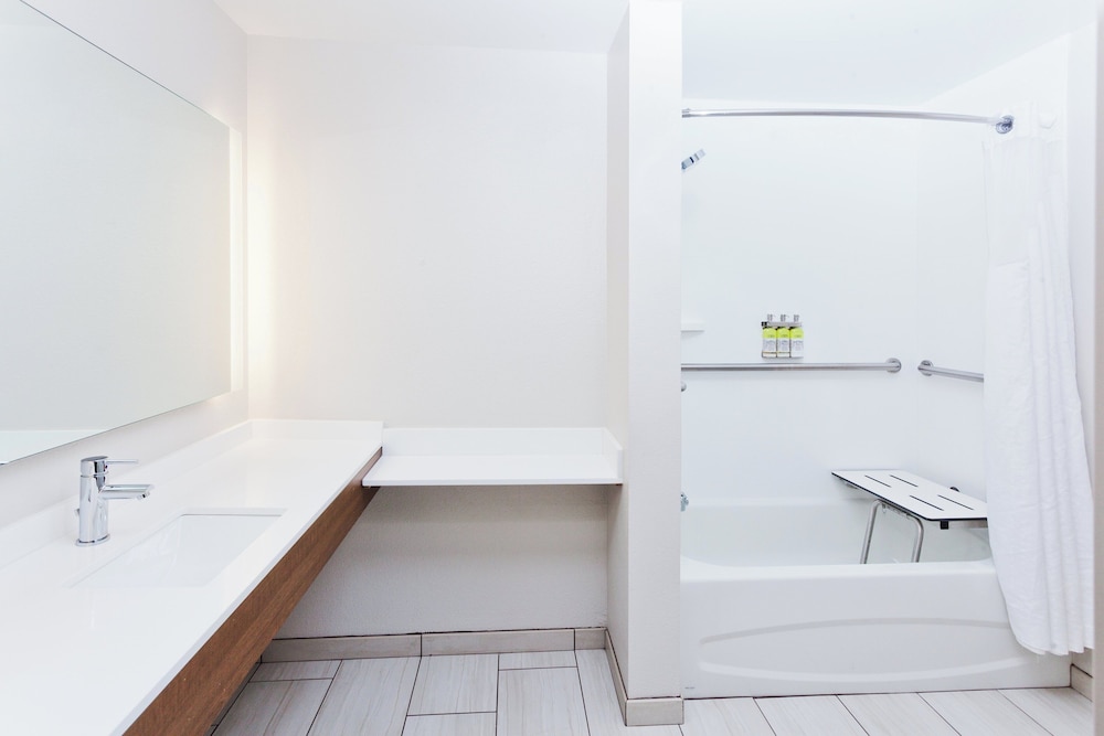 Holiday Inn Express Hotel And Suites Rome East 50/50