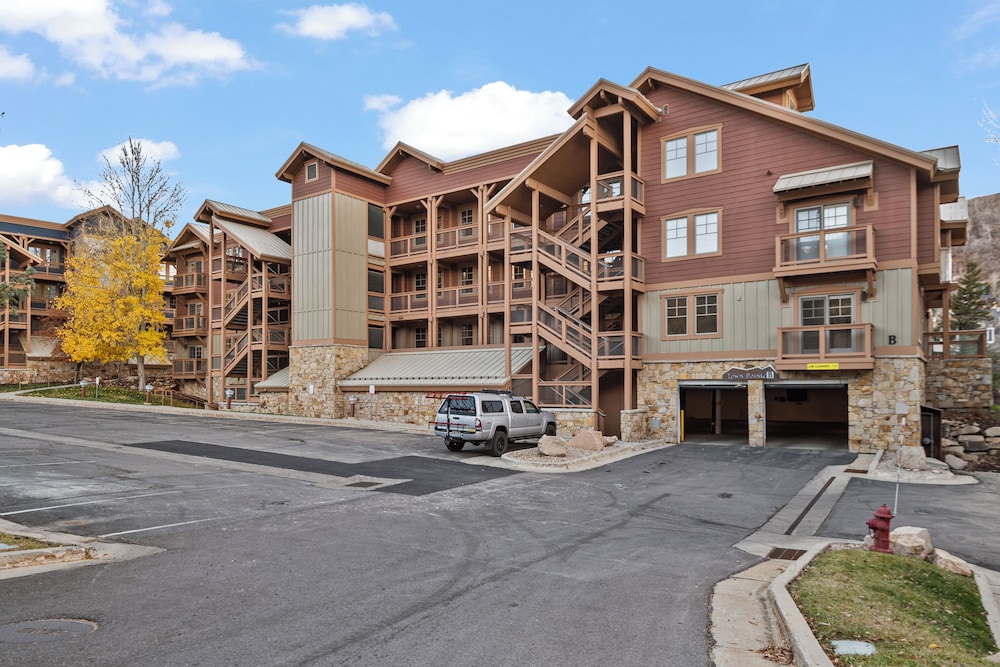 Town Pointe By Lespri Management 40/50