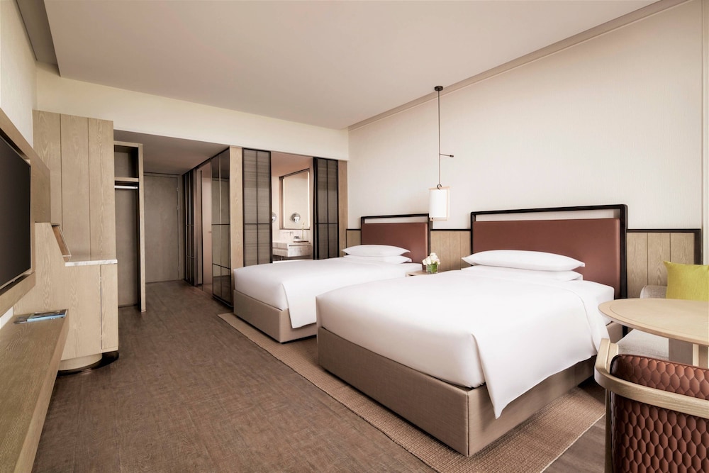 Grand, 2 Double Beds, Ocean Front, Marriott Yalong Bay 2/6