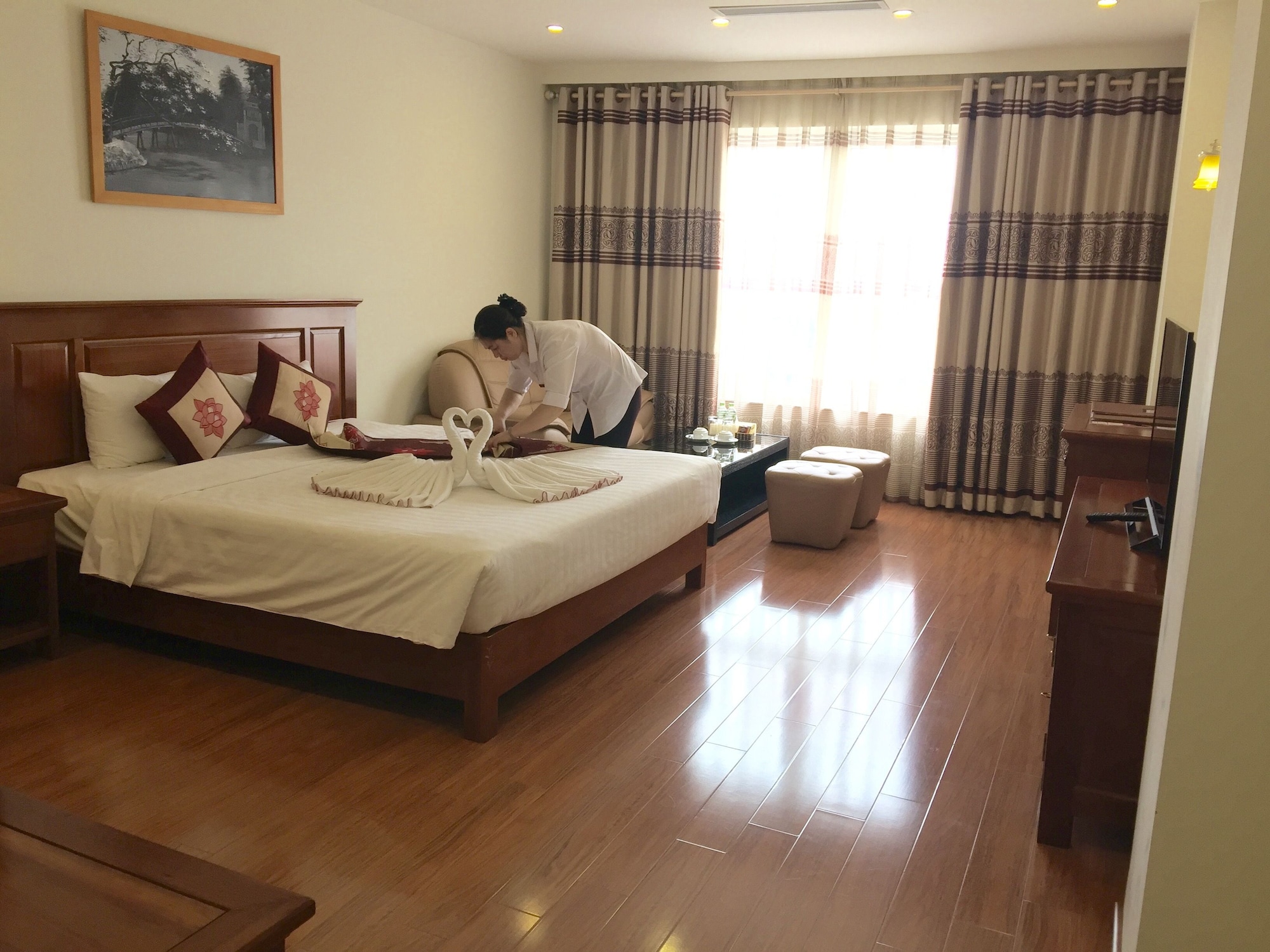 EXECUTIVE, DOUBLE OR TWIN BED, CITY VIEW