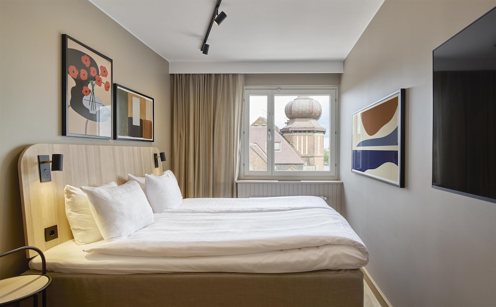 ROOM, QUEEN BED