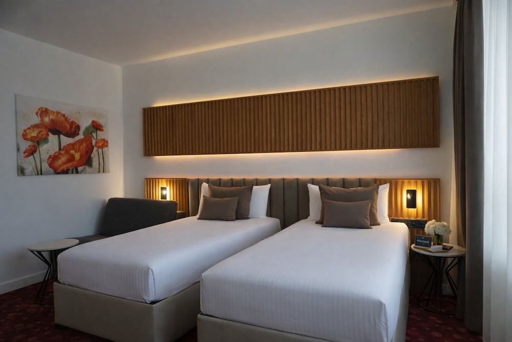 COMFORT, TWIN BEDS