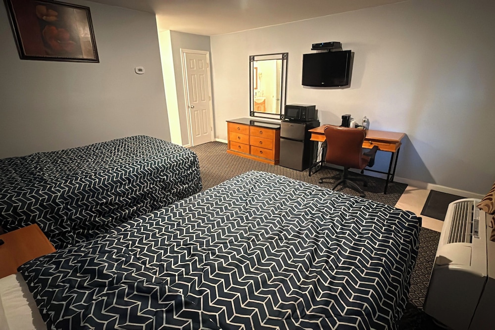 At 9 Motel Near Freehold I-195 23/38