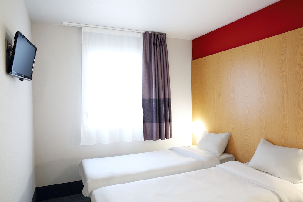 ROOM, TWIN BEDS