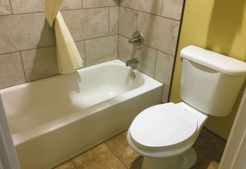 Howard Johnson By Wyndham Pigeon Forge 26/68