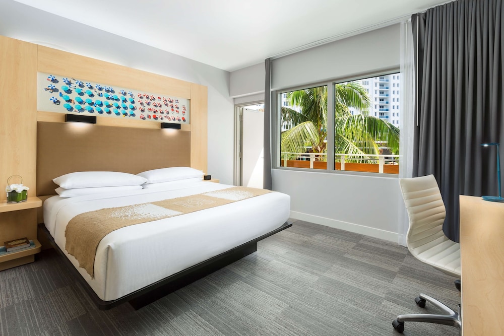 ROOM, KING BED, POOL VIEW, BALCONY