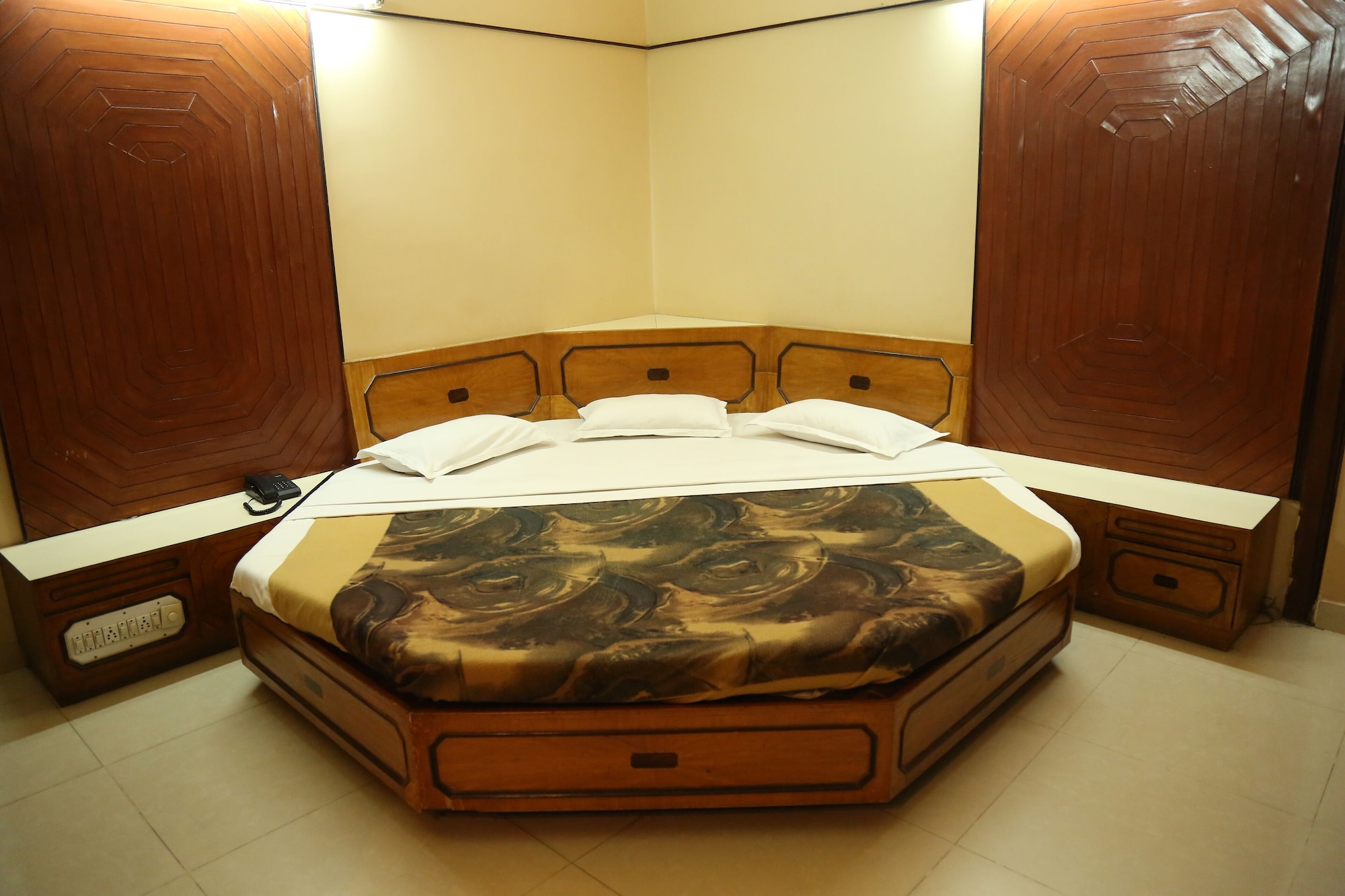 DELUXE, DOUBLE OR TWIN BED