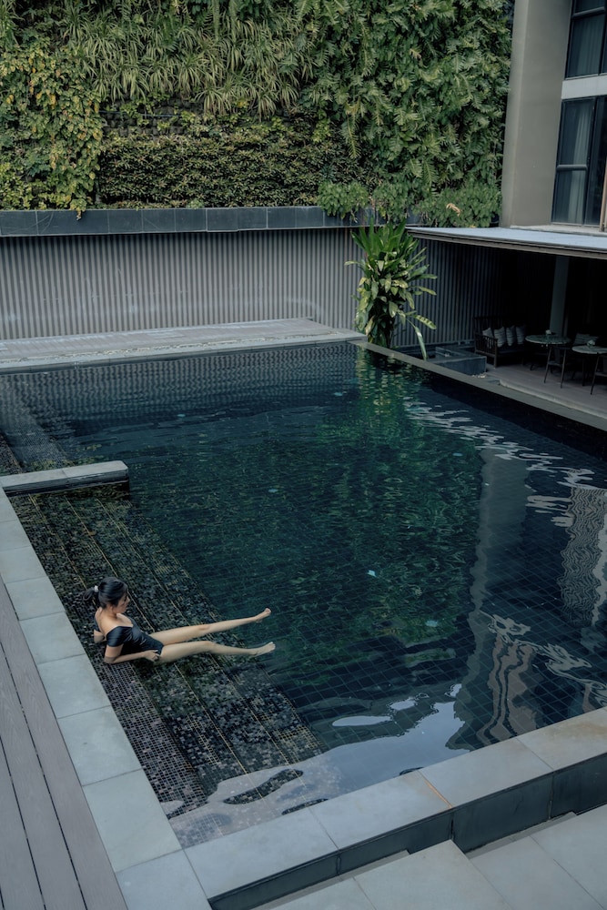swimming pool spa