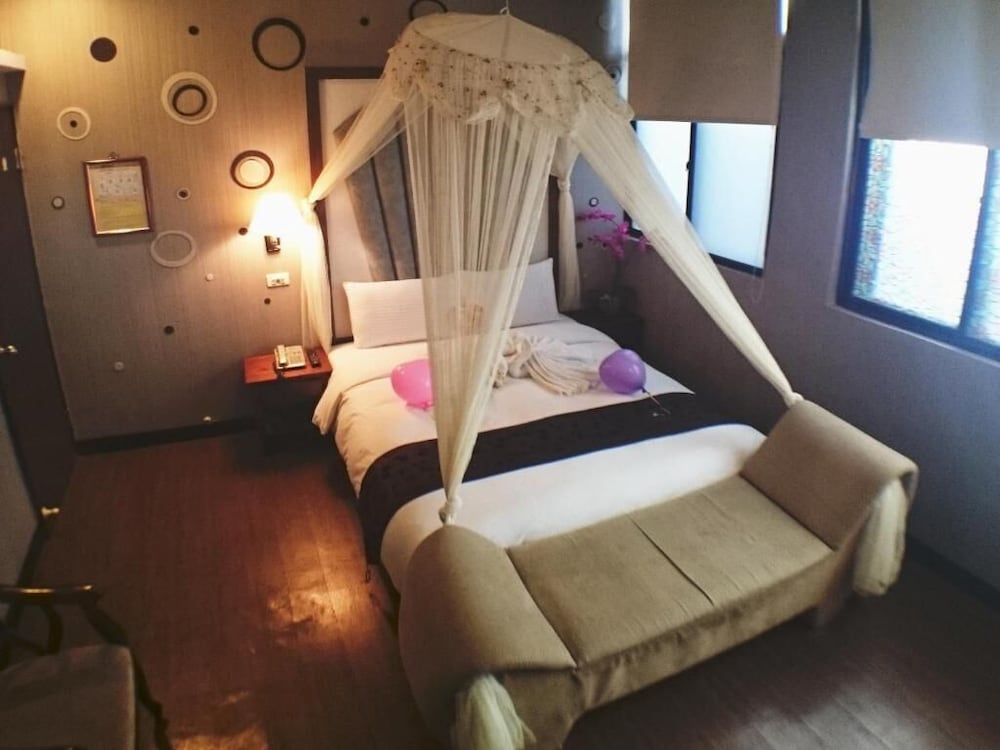 Fuchia Hotel 8/40