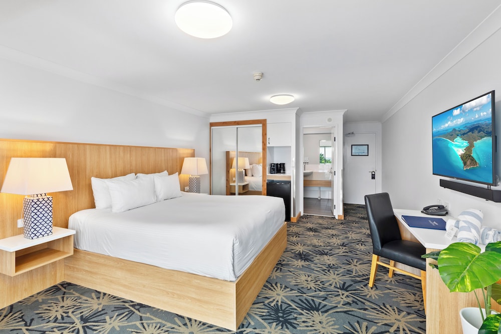 ROOM, KING BED, VILLAGE VIEW