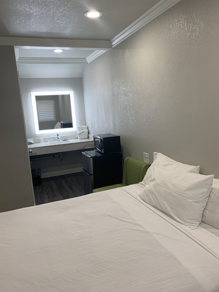Elmwood Motel 6/15