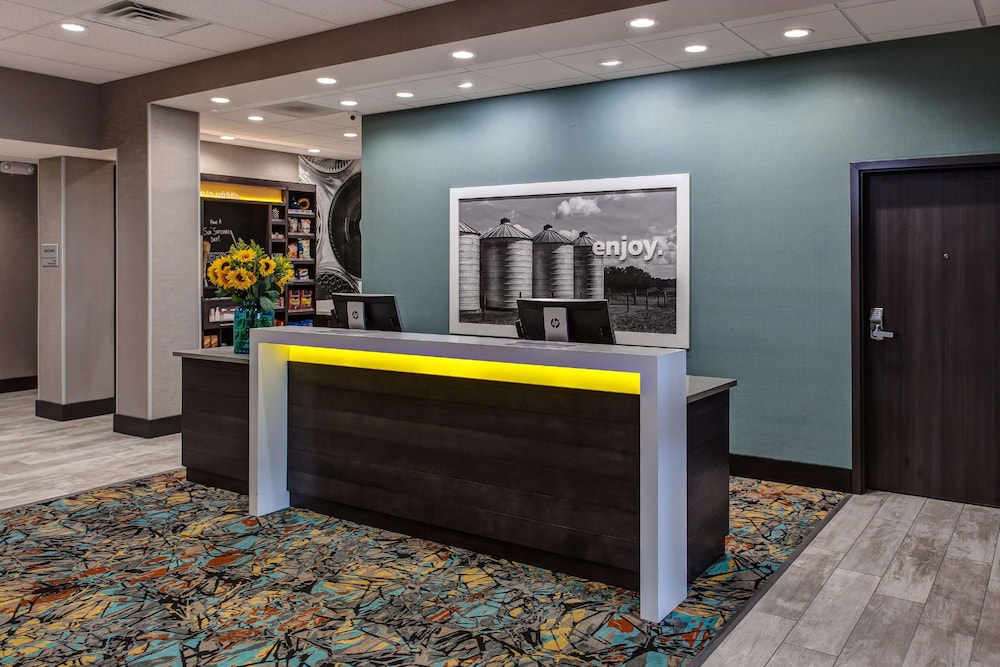 Hampton Inn Suites Wichita Airport Ks 8/35