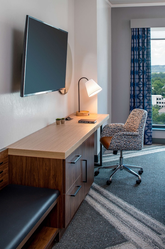 Hilton Garden Inn Austin University Capitol District 50/54