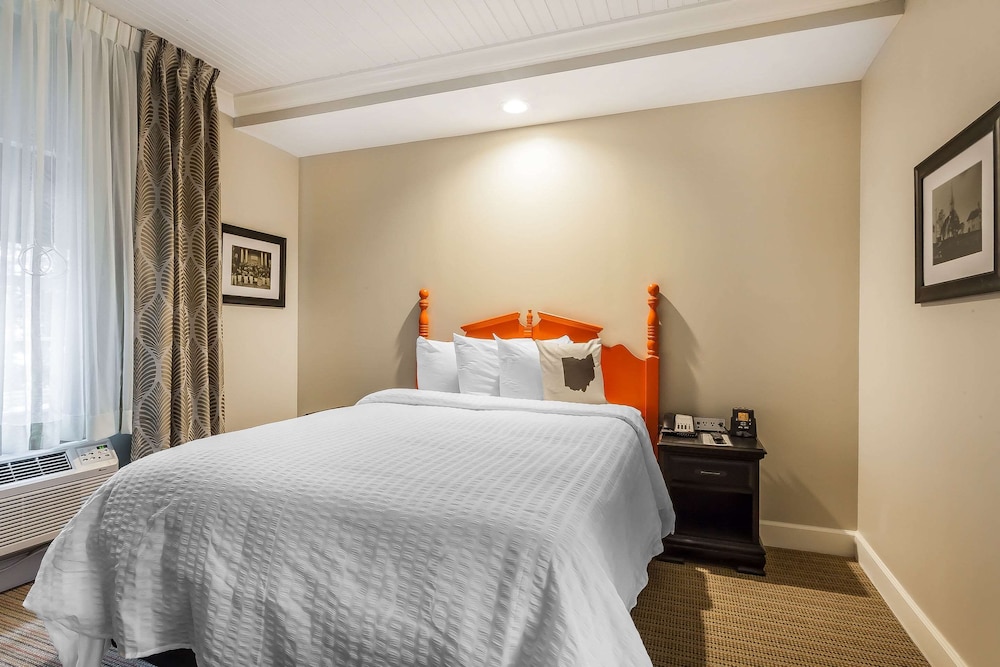 Aurora Inn Hotel And Event Center 22/45