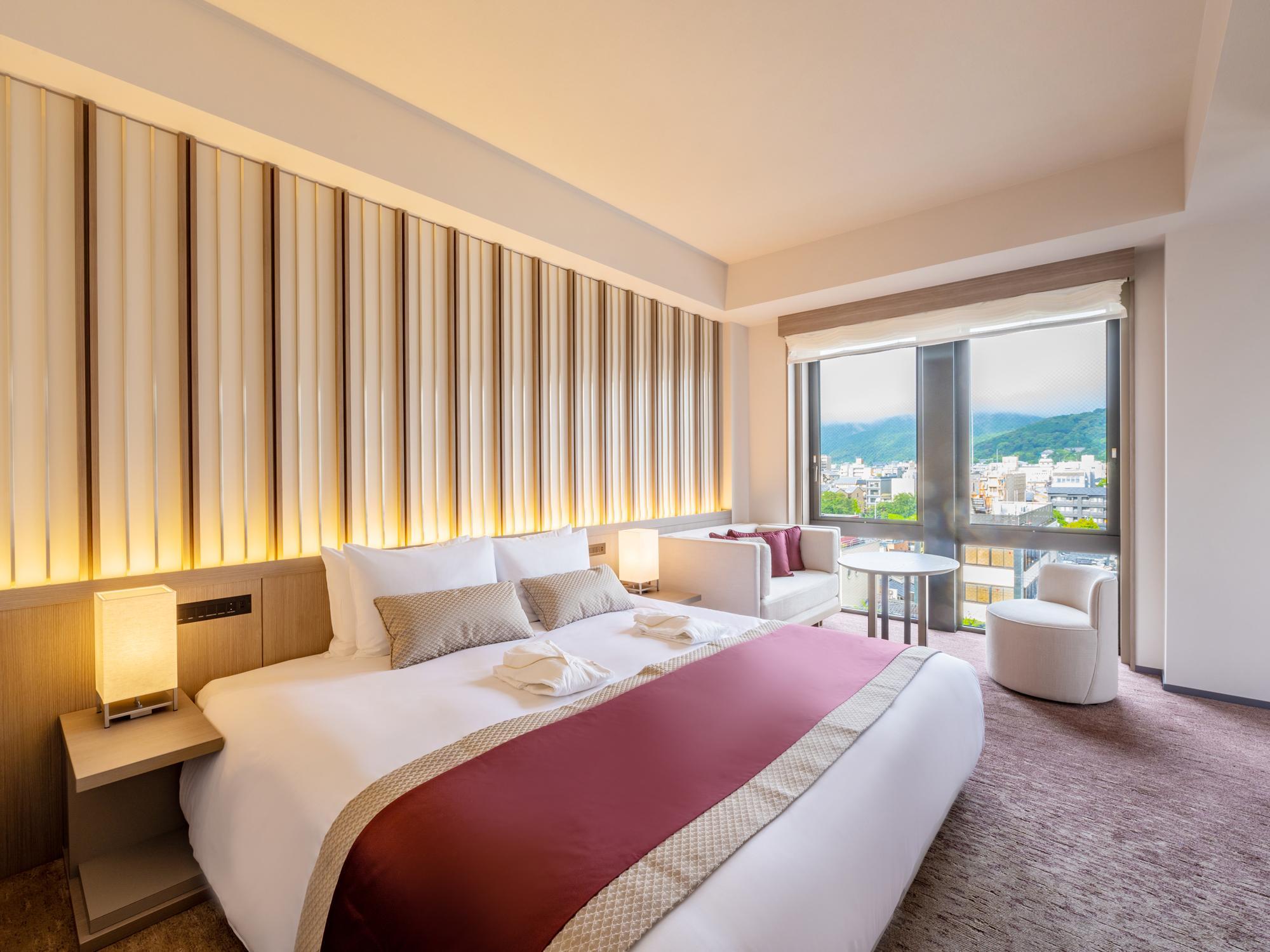 Gate, Suite, King Bed