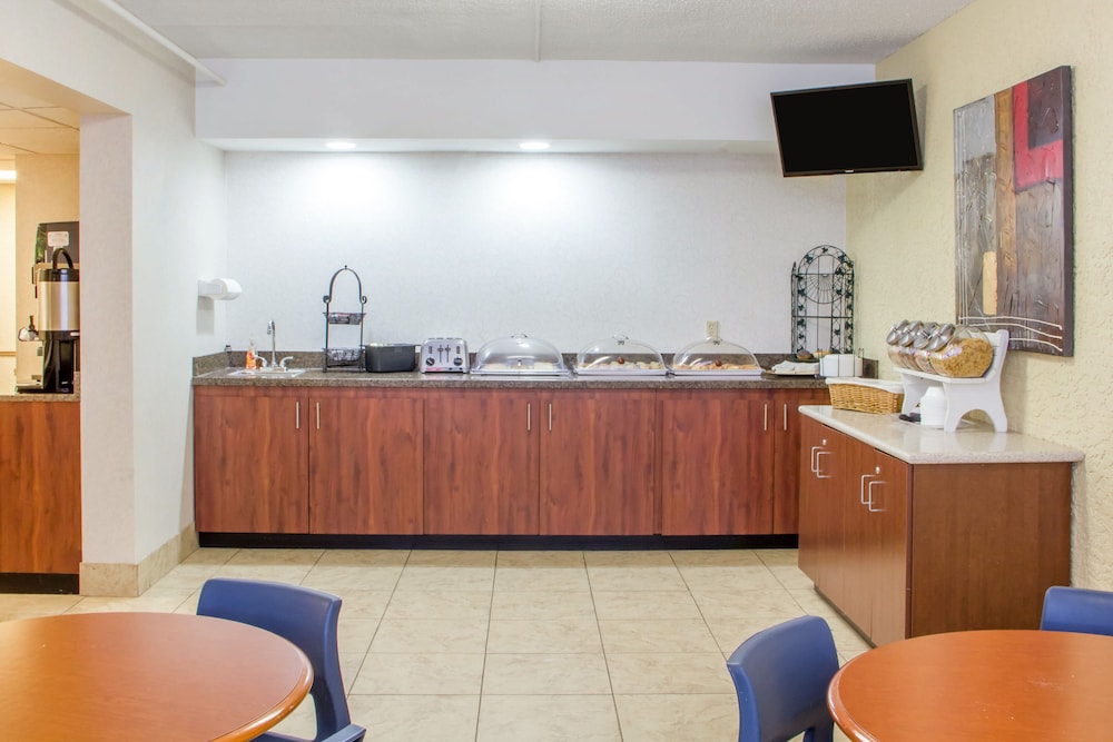 Econo Lodge Broken Arrow 55/59