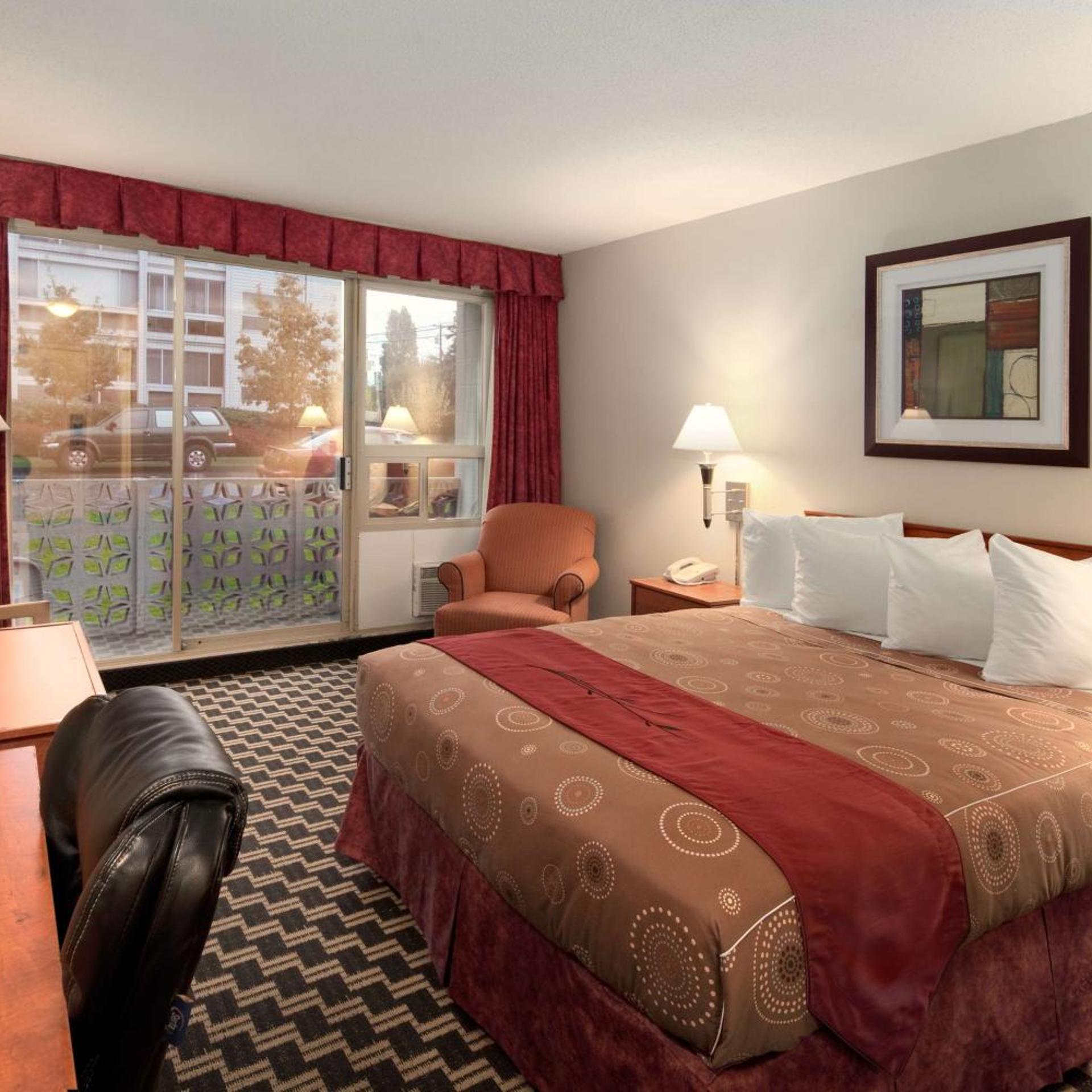 Efficiency, Queen Bed, Kitchenette