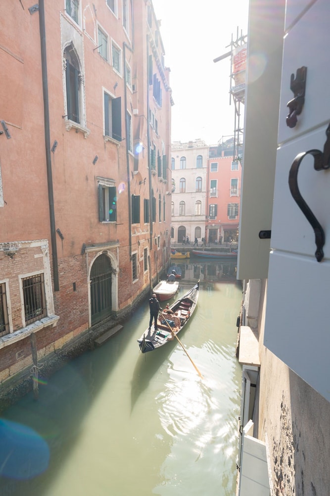 Apartments in San Marco with Canal View 14/37