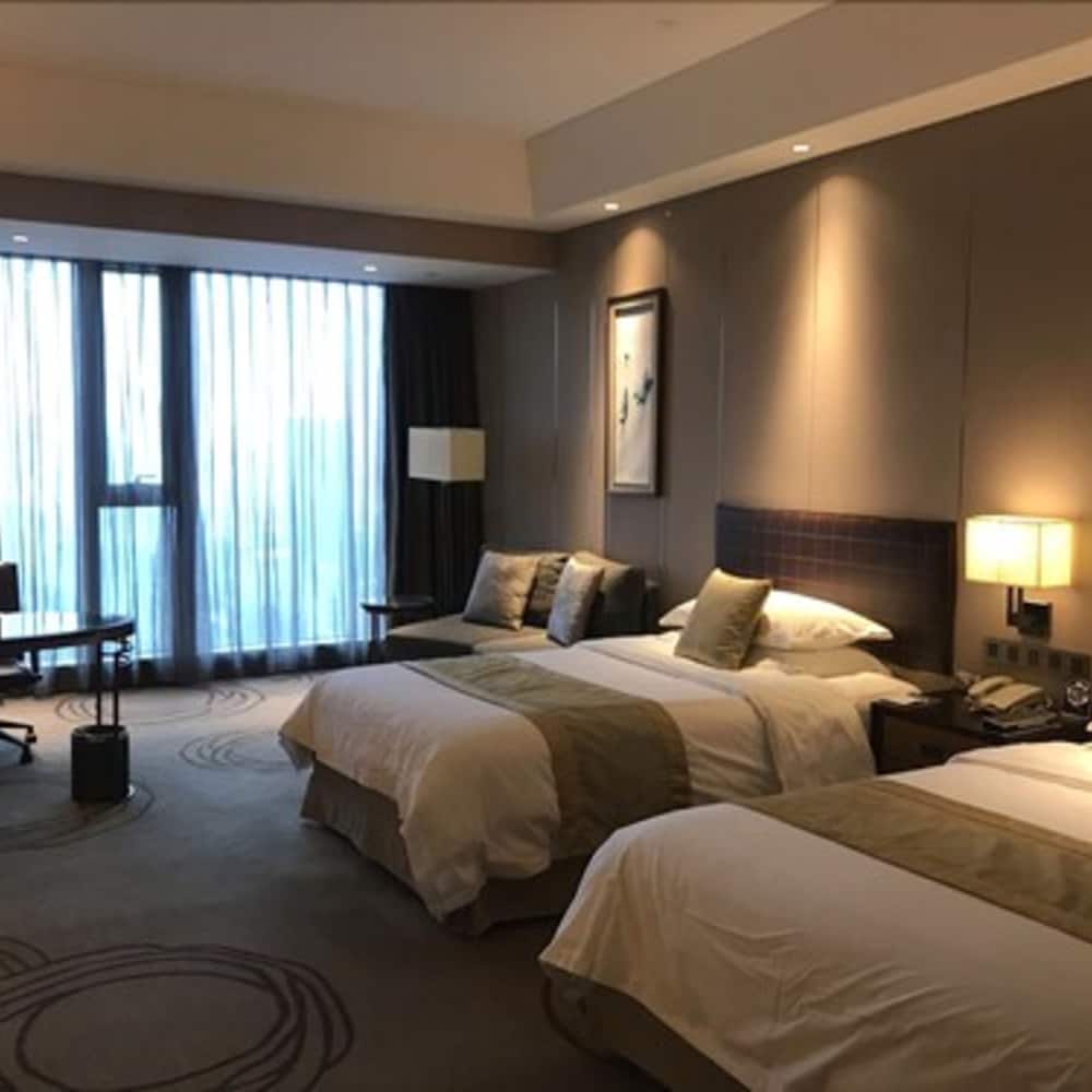 Golden Eagle Summit Hotel Yancheng 7/98