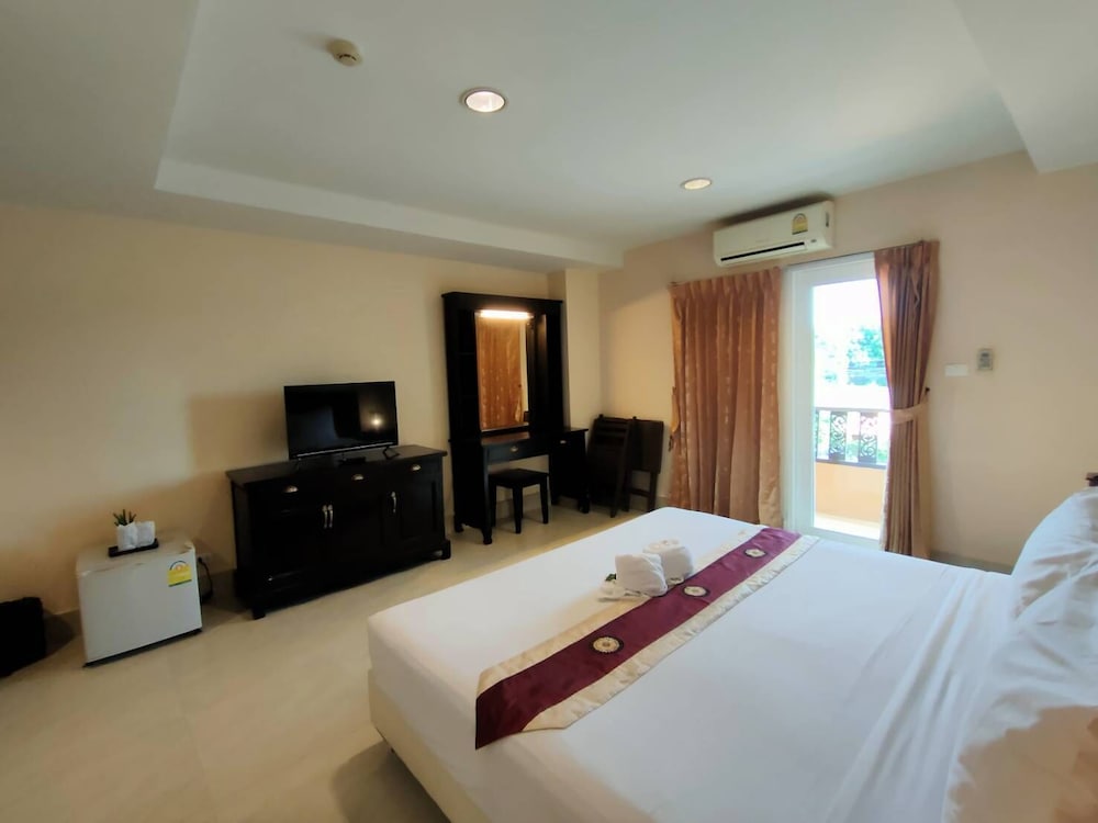Rayong Lanna Hotel 12/56