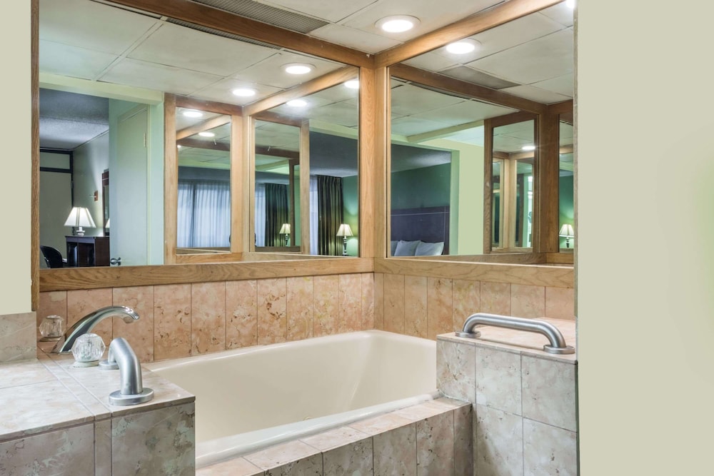 Days Inn by Wyndham Midland 14/25