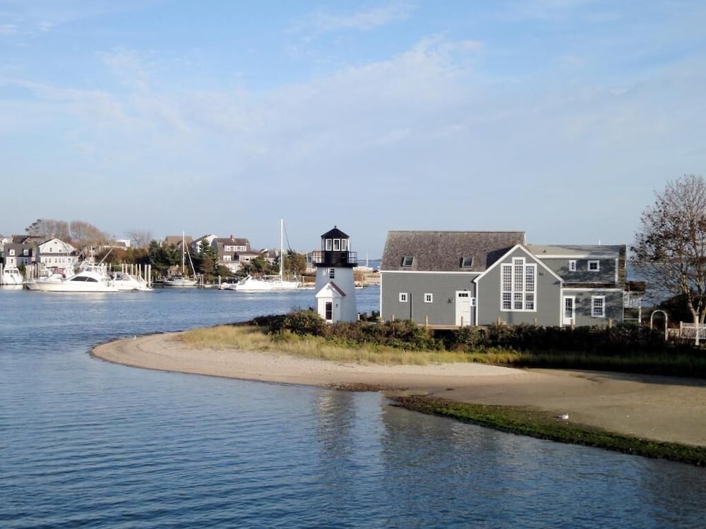 Hyannis Travel Inn 3/45